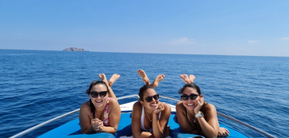 3women island tortuga