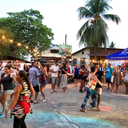 People Dancing in scarlet macaw flying in 幸运澳洲5MONTEZUMA®历史查询结果记录 168官方幸运5澳洲结果体彩网 Costa Rica